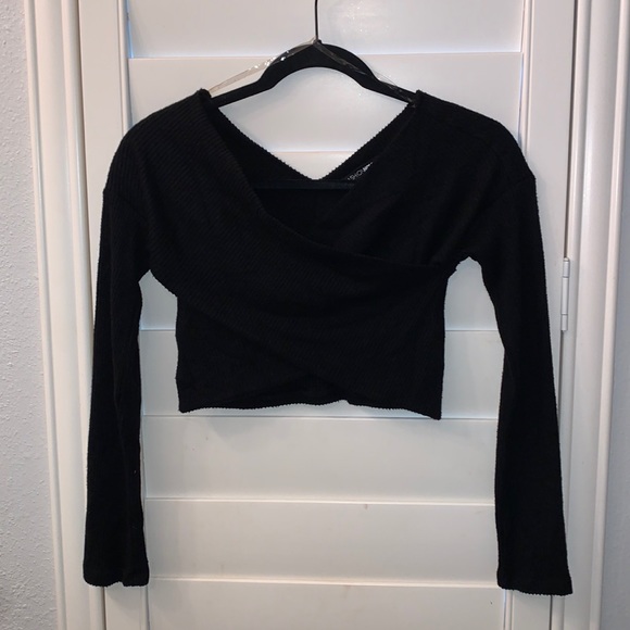 Cozy, Comfy black cropped sweater top! 🖤 - Picture 1 of 2